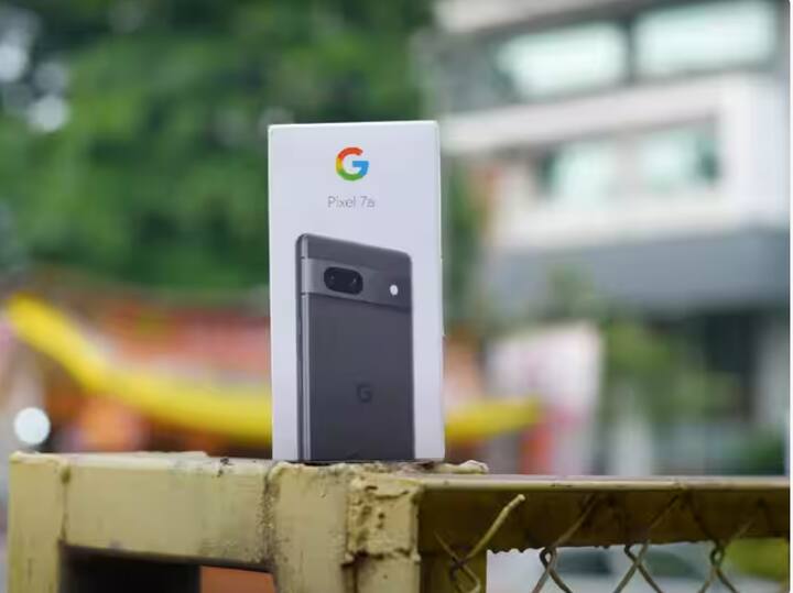 Google Pixel 7a: गुगलचा नवा Pixel 7a स्मार्टफोन भारतात लाँच झाला आहे. या फोनबद्दल दोन खास गोष्टी आहेत ज्यामुळे तो पिक्सेल 7 या फोनला अधिक चांगलं बनवतो. जाणून घ्या सविस्तर.