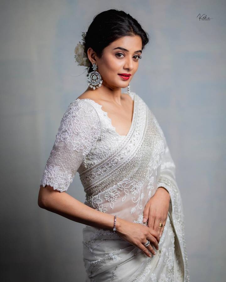 Priyamani wore a white net saree and shared pictures of the same on social media