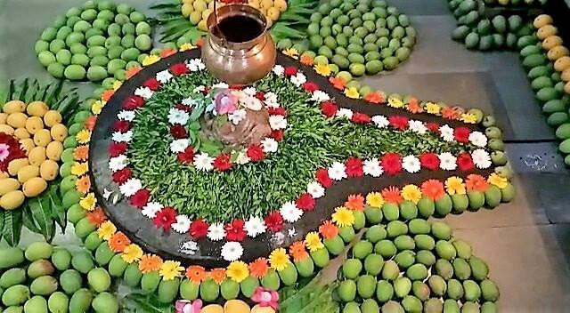 तरीही बागायतदारांनी कुणकेश्वर मंदिर गाभाऱ्यात शिवलिंगाभोवती सजावट करण्यासाठी देवगड हापूस आंबे दिले.