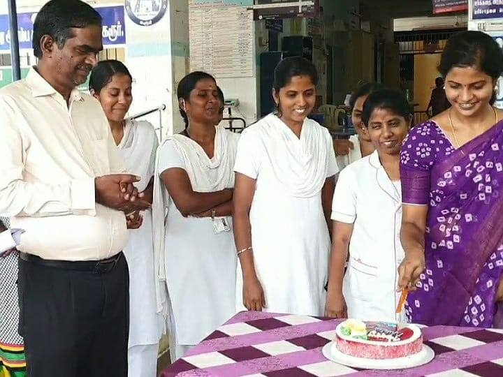 International Nurses Day celebrated in Karur by a doctor cutting a cake TNN International Nurses Day: கரூரில் கேக் வெட்டி கொண்டாடிய மருத்துவர்கள், செவிலியர்கள்
