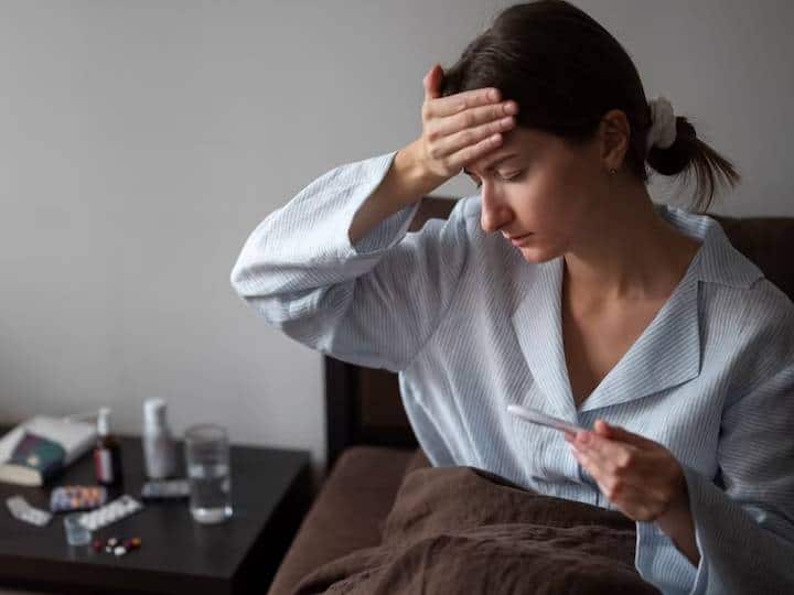 Fever Symptoms treatments types and causes बार-बार बुखार आना भी है इस बीमारी के लक्षण, वक्त रहते डॉक्टर से मिलें