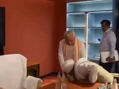 HSGPC प्रमुख करमजीत सिंह का CM खट्टर के पैर छूने की वीडियो वायरल, सुखबीर बादल ने कर दी ये मांग