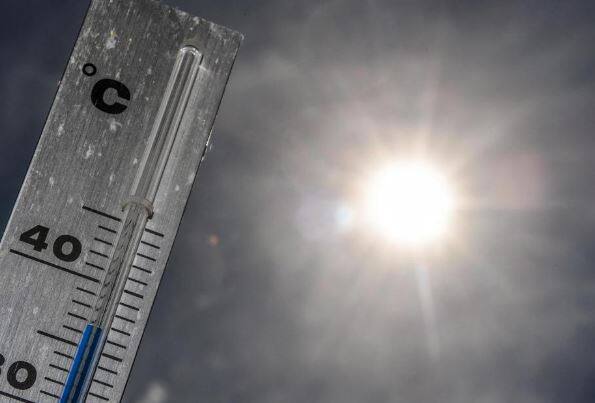 हवामान विभागानं दिलेल्या माहितीनुसार देशातील बहुतांश राज्यात तापमानाचा पारा हा 40 अंशाच्या पुढे गेला आहे
