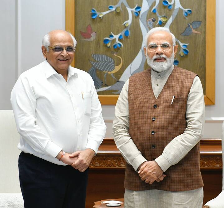 પીએમ મોદી સાથેની ફાઈલ તસવીરમાં ભૂપેન્દ્ર પટેલ ઈનશર્ટ કરેલા નજરે પડે છે. તેમના આ લુક અને આજના લુકમાં ઘણો ફર્ક છે.