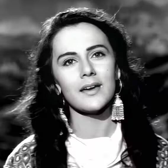 70 ਦੇ ਦਹਾਕੇ 'ਚ ਆਪਣੀ ਬਿਹਤਰੀਨ ਅਦਾਕਾਰੀ ਨਾਲ ਬਾਲੀਵੁੱਡ 'ਤੇ ਰਾਜ ਕਰਨ ਵਾਲੀ ਪ੍ਰਿਆ ਰਾਜਵੰਸ਼ੀ ਬੇਹੱਦ ਖੂਬਸੂਰਤ ਸੀ। ਉਸ ਨੇ ਇੰਗਲੈਂਡ ਤੋਂ ਪੜ੍ਹਾਈ ਕੀਤੀ ਸੀ। ਇਸੇ ਲਈ ਉਸ ਦੀ ਜੀਵਨ ਸ਼ੈਲੀ ਦੇਖਣਯੋਗ ਸੀ। ਪਰ ਜਿੰਨਾ ਜ਼ਿਆਦਾ ਅਭਿਨੇਤਰੀ ਨੇ ਪਰਦੇ 'ਤੇ ਰਾਜ ਕੀਤਾ, ਓਨਾ ਹੀ ਉਸ ਦੀ ਨਿੱਜੀ ਜ਼ਿੰਦਗੀ ਮੁਸ਼ਕਲਾਂ ਨਾਲ ਭਰੀ ਹੋਈ ਸੀ।