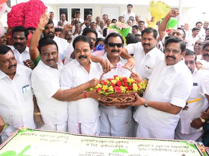 EPS Birthday Party Ex-Ministers, Members of Assembly congratulated in person TNN EPS 69th Birthday: இபிஎஸ் பிறந்தநாள் விழா; முன்னாள் அமைச்சர்கள் நேரில் வாழ்த்து - சேலத்தில் குவியும் அதிமுகவினர்