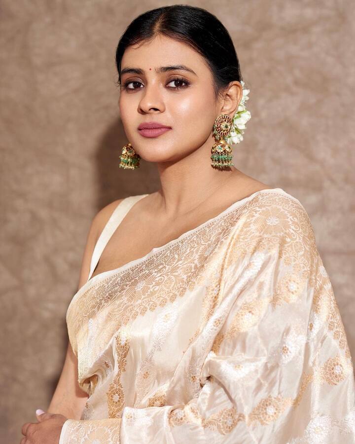 చీరలో హెబ్బా పటేల్ అందమైన ఫోటోలు.