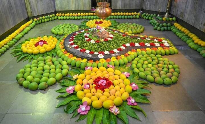 सिंधुदुर्गच्या कुणकेश्वर देवस्थान ट्रस्टच्या वतीने कुणकेश्वराच्या चरणी 11,111 आंब्यांची सजावट करण्यात आली.