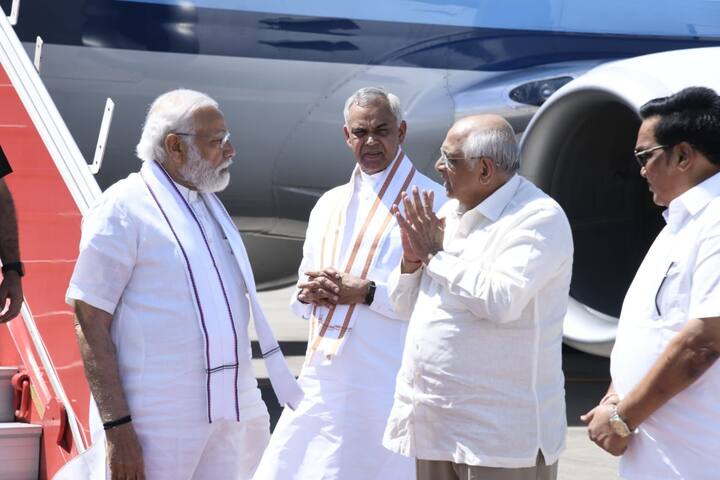 મુખ્યમંત્રી ભુપેન્દ્ર પટેલ સામાન્ય રીતે સફેદ શર્ટ અને બ્લેક પેન્ટમાં જોવા મળે છે, આજે દાદા ક્રીમ શર્ટ અને ખાખી કલરના પેન્ટમાં જોવા મળ્યા.