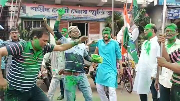 নাচে-গানে-বাজনায় এক্কেবারে উৎসবের মেজাজ। ২২৪ আসনের কর্ণাটক বিধানসভায় ১৩৭টি আসনে এগিয়ে কংগ্রেস। বিজেপি এগিয়ে ৬২টি আসনে।