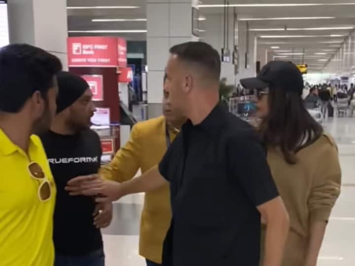 Bollywood Actress Priyanka chopra Inside Airport Video In which Fans pushed her team members for selfie Watch: सेल्फी के चलते Priyanka Chopra की टीम के साथ हुई धक्का-मुक्की, गुस्साई एक्ट्रेस का कुछ ऐसा था रिएक्शन