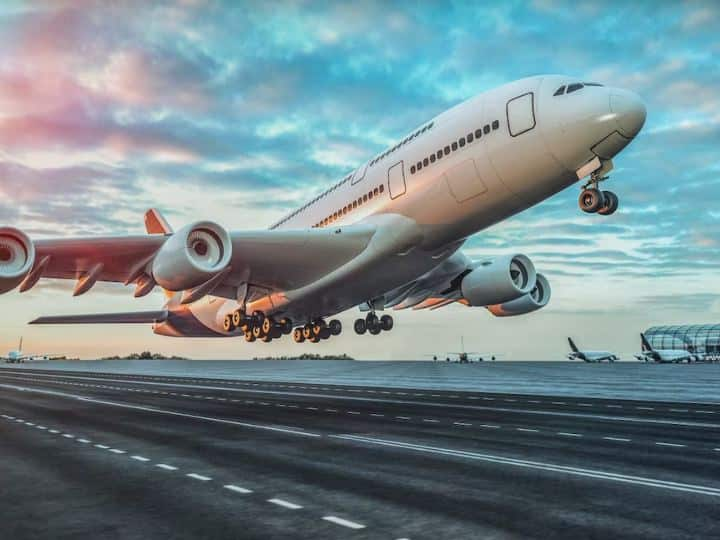 World Most Punctual Airlines: आपको जानकर हैरानी होगी कि समय पर उड़ान भरने वाले एयरलाइन में भारत की एक भी कंपनी का नाम नहीं है