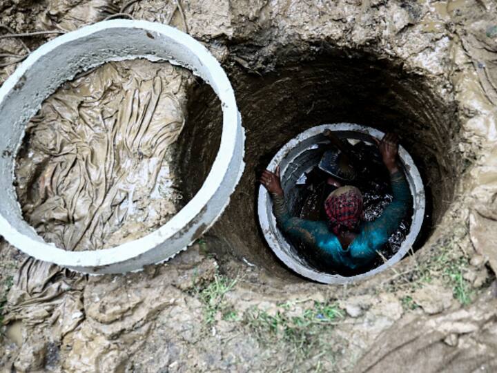 Maharashtra Five Sanitation Workers Die After Inhaling Toxic Fumes Cleaning Septic Tank Parbhani District One In Critical Condition Maharashtra: 5 Sanitation Workers Cleaning Septic Tank Die After Inhaling Toxic Fumes