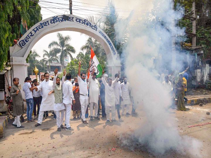 Karnataka Election Result 2023: कर्नाटक में कांग्रेस की जीत से दिल्ली से लेकर यूपी तक जश्न का माहौल, देखें इमेज गैलरी