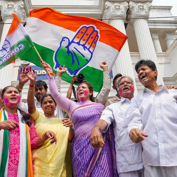 বেঙ্গালুরুতেও একই ছবি ধরা পড়ে। উচ্ছ্বাসে মেতে ওঠেন কংগ্রেস কর্মী-সমর্থকরা।