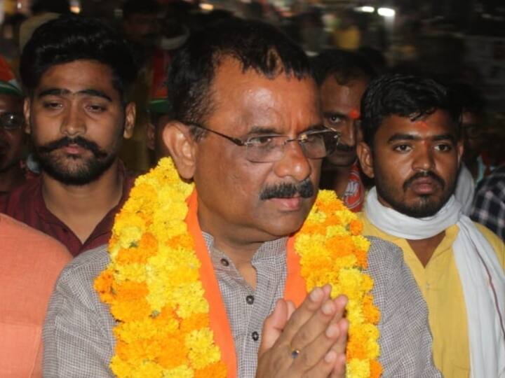 Varanasi Mayor Election Result 2023 Updates BJP Ashok Tiwari ahead by 12000 votes  from SP OP Singh  Varanasi Mayor Election Result: काशी में बीजेपी मेयर प्रत्याशी बंपर वोटों से आगे, जानें सपा का हाल