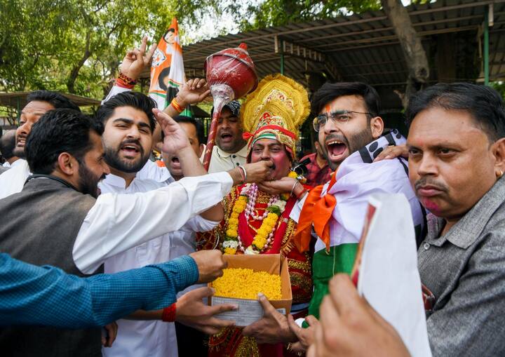 आज रात्री आठ वाजेपर्यंत सर्व आमदार हॉटेलवर पोहोचणार असून उद्या विधिमंडळ पक्षाची बैठक आयोजित करण्यात आली आहे.