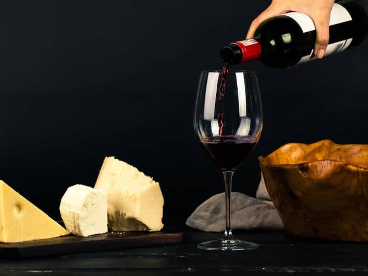 वाइन को सेहत के लिए कई तरीके से फायदेमंद बताया जाता है. वाइन को पीने का तरीका भी अलग होता है. आपने देखा होगा कि वाइन को पीने का ग्लास भी अलग होता है, इसमें एक स्टिक सी होती है.