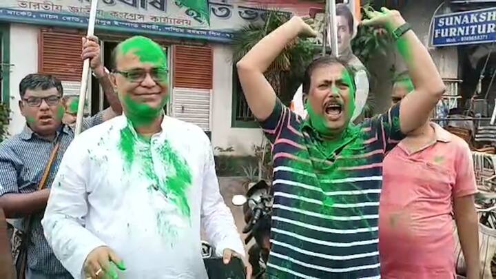 এই ছবি দুর্গাপুরের। সবুজ আবিরে স্নান করলেন কর্মীরা। উড়ল হাত-নিশান।