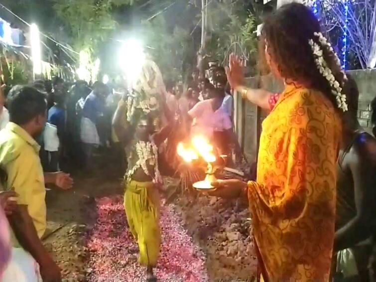 Mayiladuthurai news temple festival organized by only transgenders near Mayiladuthurai TNN மயிலாடுதுறை அருகே திருநங்கைகள் மட்டுமே து நடத்தும் தீமிதி திருவிழா - பக்தியுடன் பக்தர்கள் நேர்த்திக்கடன்