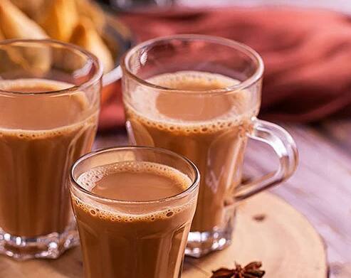 ਜੇ ਚਾਹ ਪੀਣ ਤੋਂ ਬਾਅਦ ਤੁਹਾਡਾ ਪਾਣੀ ਪੀਣ ਦਾ ਮਨ ਕਰ ਰਿਹਾ ਹੈ ਤਾਂ ਕਰੀਬ ਅੱਧੇ ਘੰਟੇ ਦਾ ਸਮਾਂ ਜ਼ਰੂਰ ਦਿਓ। ਇਸ ਤੋਂ ਬਾਅਦ ਹੀ ਤੁਸੀਂ ਪਾਣੀ ਪੀਓ ਜਾਂ ਕੋਈ ਹੋਰ ਠੰਡੀ ਚੀਜ਼ ਜਾ ਫਲ ਖਾਓ। ਅਜਿਹਾ ਨਾ ਕਰਨ ਉਤੇ ਦੰਦਾ ਵਿਚ ਸੜਨ ਜਾਂ ਸਰਦੀ ਜੁਕਾਮ ਦੀ ਪਰੇਸ਼ਾਨੀ ਝਲਣੀ ਪੈ ਸਕਦੀ ਹੈ। ਬਹੁਤ ਸਾਰੇ ਲੋਕ ਇਸ ਗੱਲ ਨੂੰ ਲੈ ਕੇ ਉਲਝਣ ਵਿੱਚ ਰਹਿੰਦੇ ਹਨ ਕਿ ਇੱਕ ਦਿਨ ਵਿੱਚ ਕਿੰਨੀ ਚਾਹ ਪੀਣੀ ਚਾਹੀਦੀ ਹੈ, ਫਿਰ ਉਨ੍ਹਾਂ ਨੂੰ ਕਿਹਾ ਜਾਂਦਾ ਹੈ ਕਿ ਇੱਕ ਦਿਨ ਵਿੱਚ ਵੱਧ ਤੋਂ ਵੱਧ ਇੱਕ ਤੋਂ ਦੋ ਕੱਪ ਚਾਹ ਪੀਣੀ ਚਾਹੀਦੀ ਹੈ, ਇਸ ਤੋਂ ਵੱਧ ਨਹੀਂ। ਅਜਿਹਾ ਕਰਨ ਨਾਲ ਪੇਟ ਨੂੰ ਨੁਕਸਾਨ ਹੋ ਸਕਦਾ ਹੈ।