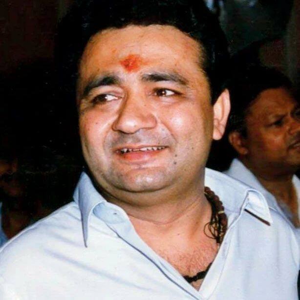 रिपोर्ट्स के अनुसार रंगदारी नहीं देने पर डॉन अबू सलेम के शूटर्स ने गुलशन कुमार की बेरहमी से हत्या कर दी थी. इंडस्ट्री के बाकी लोगों में खौफ पैदा करने के लिए शूटर्स ने गुलशन कुमार पर 16 राउंड फायरिंग की थी.
