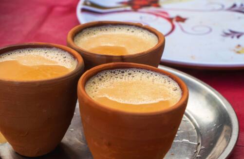 ਬਹੁਤ ਸਾਰੇ ਲੋਕ ਇਸ ਸਵਾਲ ਨੂੰ ਲੈ ਕੇ ਉਲਝਣ ਵਿੱਚ ਰਹਿੰਦੇ ਹਨ ਕਿ ਸਵੇਰੇ ਚਾਹ ਪੀਣ ਤੋਂ ਕਿੰਨਾ ਸਮਾਂ ਪਹਿਲਾਂ ਕੋਸਾ ਪਾਣੀ ਪੀਣਾ ਠੀਕ ਹੈ। ਮਾਹਿਰਾਂ ਅਨੁਸਾਰ ਸਵੇਰੇ ਚਾਹ ਪੀਣ ਤੋਂ 10-15 ਮਿੰਟ ਪਹਿਲਾਂ ਪਾਣੀ ਪੀਣਾ ਠੀਕ ਮੰਨਿਆ ਜਾਂਦਾ ਹੈ। ਅਜਿਹਾ ਕਰਨ ਨਾਲ ਸਰੀਰ 'ਤੇ ਚਾਹ ਦਾ ਤੇਜ਼ਾਬ ਪ੍ਰਭਾਵ ਬਹੁਤ ਘੱਟ ਹੁੰਦਾ ਹੈ। ਧਿਆਨ ਰੱਖੋ ਕਿ ਚਾਹ ਪੀਣ ਦੇ ਤੁਰੰਤ ਬਾਅਦ ਪਾਣੀ ਨਹੀਂ ਪੀਣਾ ਚਾਹੀਦਾ, ਨਹੀਂ ਤਾਂ ਇਸ ਨਾਲ ਤੁਹਾਡੇ ਪੇਟ 'ਚ ਰਿਐਕਸ਼ਨ ਹੋ ਸਕਦਾ ਹੈ।