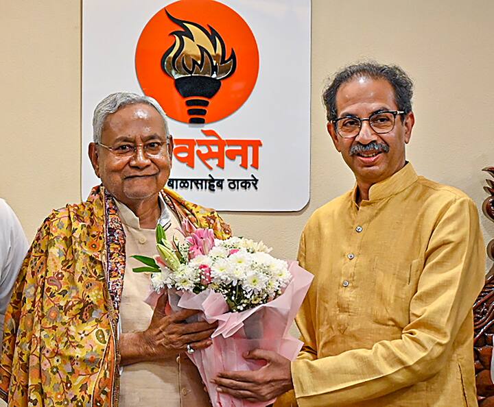 महाराष्ट्र के पूर्व सीएम उद्धव ठाकरे से बिहार के सीएम नीतीश कुमार ने मुंबई में मुलाकात की. (11 मई 2023)