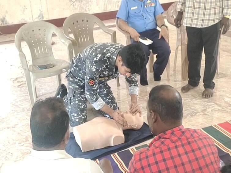 Mayiladuthurai Indian Coast Guard training for fishermen on safe sailing at sea TNN Mayiladuthurai: மீனவர்களுக்கு கடலில் பாதுகாப்புடன் பயணம் செய்வது குறித்து இந்திய கடலோர காவல் படை பயிற்சி