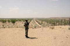 In Pics: पाकिस्तान के बिगड़ते हालात को देखते हुए सरहद पर BSF हाई अलर्ट, देखें तस्वीरें