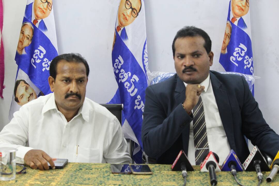 Implementation of Section 144 in Tullur in Amaravati Jaim Bhim Party President Jada Shravan arrested dnn తుళ్ళూరులో 144 సెక్షన్ అమలు, ర్యాలీ చేపట్టిన జడా శ్రావణ్ కుమార్ అరెస్ట్