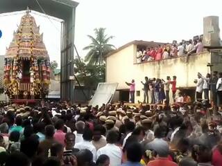 தேனி வீரபாண்டி கெளமாரியம்மன் கோயில் தேரோட்டம் - ‘ஓம் சக்தி பராசக்தி’  கோஷம் எழுப்பியபடி தேரை இழுத்த பக்தர்கள்
