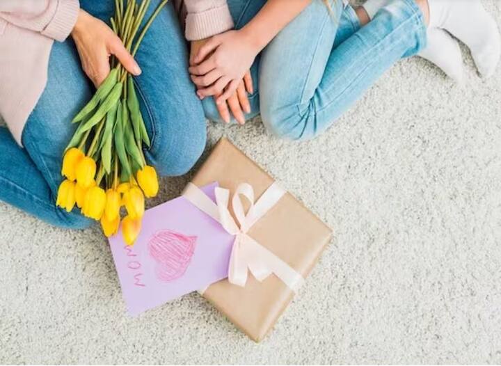 Mahila Samman Saving Certificate Scheme : देशातील महिलांचा सहभाग वाढवण्यासाठी अर्थमंत्री निर्मला सीतारामन यांनी यंदाच्या अर्थसंकल्पात महिला सन्मान बचत पत्र योजना जाहीर केली आहे. या योजनेअंतर्गत खाते उघडून तुम्ही मदर्स डेच्या खास प्रसंगी तुमच्या आईला खास भेट देऊ शकता.