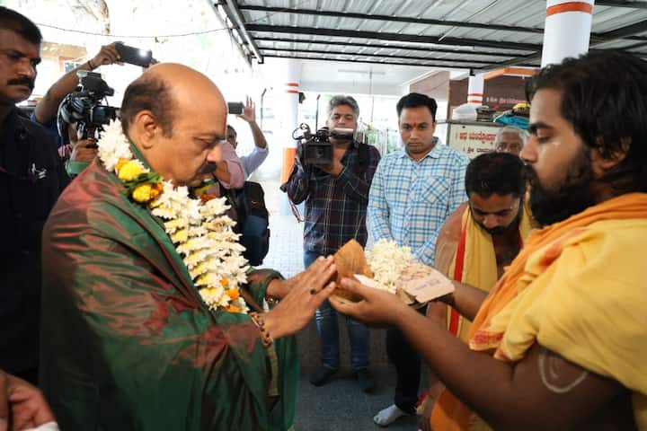 As per the early trends, Congress took over BJP by at least 33 seats in Karnataka. By 9 AM, Congress was leading in 113 seats while the BJP was leading in 80 seats (Credit: ABP Nadu)