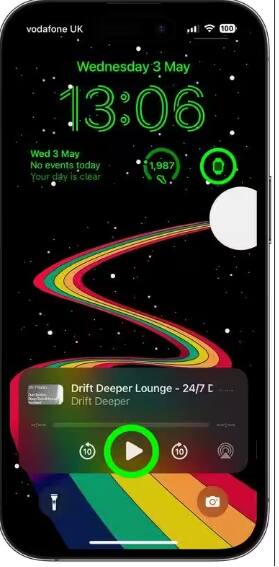 ਜਦੋਂ ਤੁਸੀਂ ਇਸਨੂੰ ਲੌਕ ਕਰਦੇ ਹੋ ਤਾਂ ਆਡੀਓ ਰੁੱਕ ਜਾਵੇਗਾ, ਪਰ ਤੁਸੀਂ ਆਡੀਓ ਨੂੰ ਦੁਬਾਰਾ ਸੁਣਨ ਲਈ ਲਾਕ ਸਕ੍ਰੀਨ ਪਲੇਬੈਕ ਕੰਟਰੋਲ ਵਿਜੇਟ ਵਿੱਚ ਪਲੇ ਬਟਨ ਨੂੰ ਟੈਪ ਕਰ ਸਕਦੇ ਹੋ