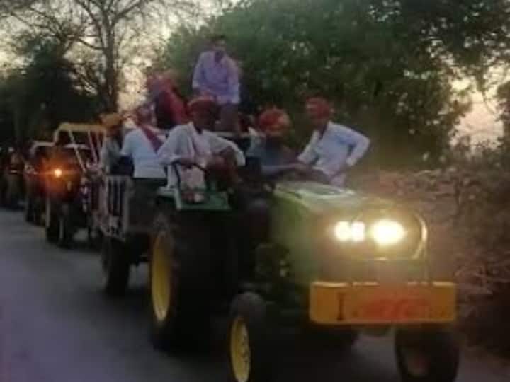 Rajasthan News: चित्तौड़गढ़ में 101 ट्रैक्टरों पर निकली अनोखी बारात, दूल्हे ने सबसे आगे तिरंगा लगा ट्रैक्टर चलाया Chittorgarh Marriage procession on 101 tractor the groom drove the tricolor tractor at the front Rajasthan Ann Rajasthan News: चित्तौड़गढ़ में 101 ट्रैक्टरों पर निकली अनोखी बारात, दूल्हे ने सबसे आगे तिरंगा लगा ट्रैक्टर चलाया