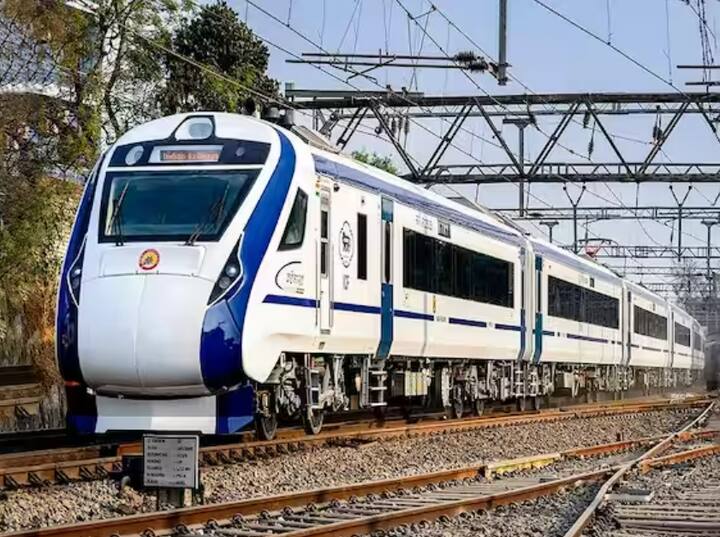 New Vande Bharat Train:  रेल्वेकडून देशातील वेगवेगळ्या मार्गांवर वंदे भारत एक्सप्रेस सुरु करण्यात येत आहे. वंदे भारत ही संकल्पना पंतप्रधान मोदींच्या महत्त्वकांक्षी संकल्पनेतील एक संकल्पना आहे.