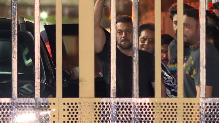 স্বাভাবিকভাবেই একের পর এক নাচের গান ও মনোরঞ্জক অনুষ্ঠানে অপেক্ষায় অনুষ্ঠানে অনুরাগীরা।