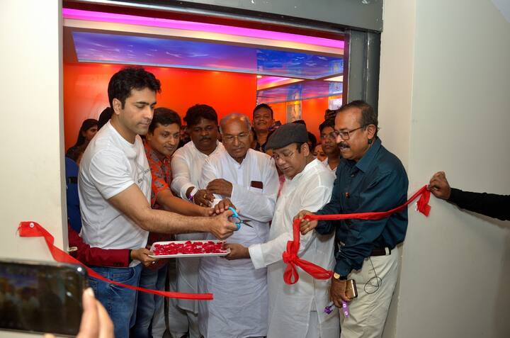 লকডাউনের সময় মানুষ কিছুটা বাধ্য হয়েই ওটিটি প্ল্যাটফর্মকে বেছে নিয়েছিলেন বিনোদনের মাধ্যম হিসেবে। সেই সময় ইন্ডাস্টির মনে কাজ করত অমোঘ এক আশঙ্কা।