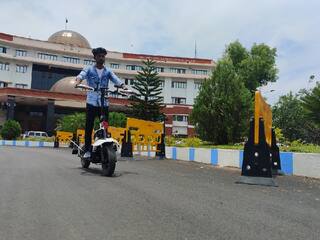 ‘2 மணி நேரம் சார்ஜ் செய்தால் 60 கி.மீ., பயணிக்கலாம்’...சேலம் மாணவர் உருவாக்கிய பேட்டரி வாகனம் - பொதுமக்கள் மத்தியில் வரவேற்பு