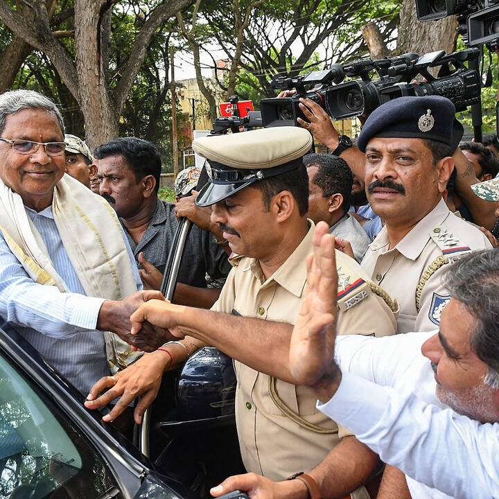 জয়ের পথ মসৃণ হতেই হাসিমুখে দেখা যায় বর্ষীয়ান কংগ্রেস নেতা সিদ্দারামাইয়াকে। অনুগামীদের সঙ্গে মেলান হাত।