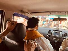 In Pics: पटना में गजब हुई बाबा की एंट्री, गाड़ी चलाते दिखे मनोज तिवारी, बगल में बैठे थे 'सरकार'