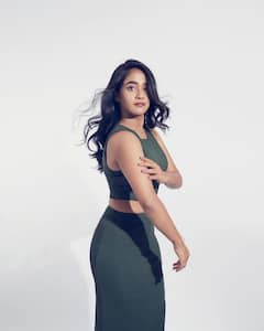 Deepthi Sunaina: ట్రెండీ లుక్ లో దీప్తి సునయన- గ్లామర్ షోతో మెస్మరైజ్