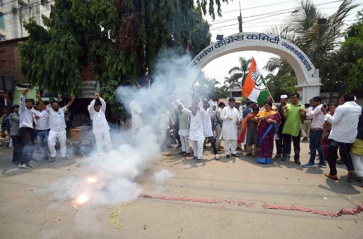 आमदारांना बंगळुरूत नेण्याकरता हेलिकॉप्टरची विशेष व्यवस्था करण्यात आली