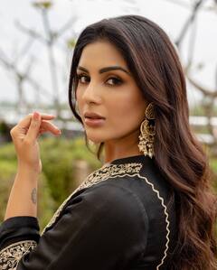 Samyuktha Menon: బ్లాక్ డ్రెస్ లో సంయుక్త- ఓర చూపులతో కవ్వింత