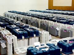 कर्नाटक में वोटों की गिनती शुरू, आया सबसे पहला रुझान, जानें कौन है सबसे आगे