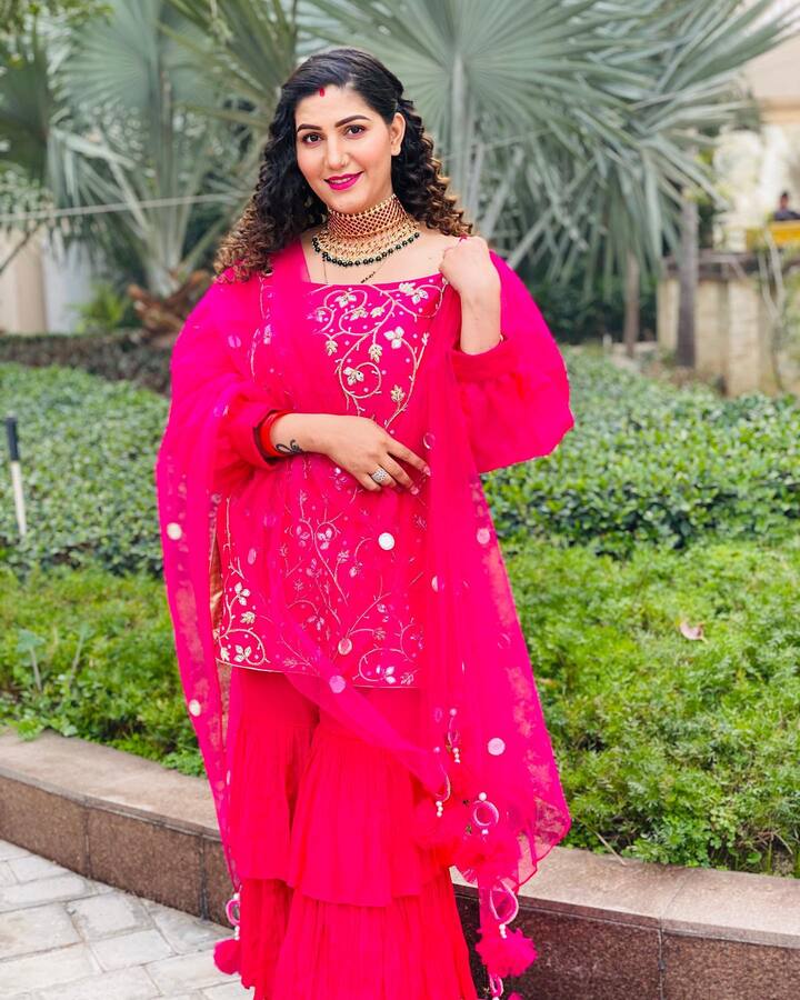 सपना चौधरी ने वीर साहू से चोरी छुपे शादी रचाई थी उनकी शादी की खबर दुनिया वालों के कानों में तक नहीं पड़ी थी. लेकिन क्या आप जानते हैं सपना की शादी केवल दुनिया के लिए नहीं घरवालों के लिए भी अनजान थी.