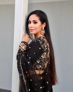 Sadaa: ఉల్లిపొరలాంటి చీరలో అందాల విందు చేస్తున్న సదా