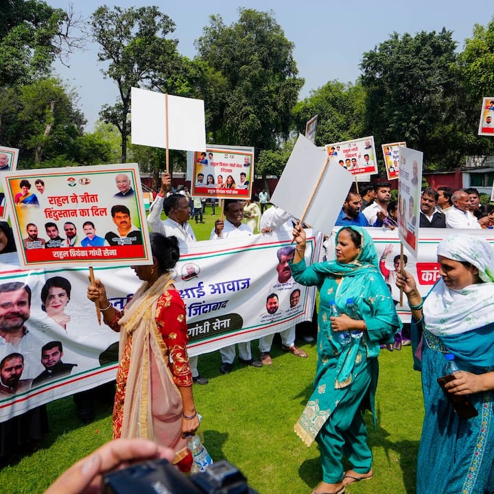 ম্যাজিক ফিগারের কাছাকাছি যেতেই হাতে ব্যানার নিয়ে নেমে পড়েন দলীয় কর্মী-সমর্থকরা।