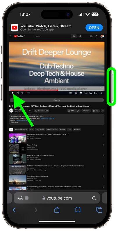 वीडियो को शुरू करने के लिए प्ले बटन पर टैप करें. इसके बाद, अपने आईफोन को डिवाइस के साइड बटन से लॉक करें.
